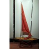 Maquette de voilier, rouge et turquoise