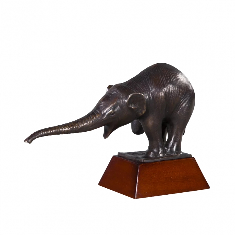 Eléphant en bronze sur socle en bois