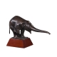 Eléphant en bronze sur socle en bois