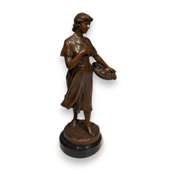 Statue \"Petite marchande\"