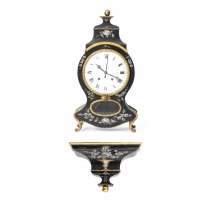 Pendule Neuchâteloise en bois laqué noir et doré
