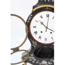 Neuchâtel-style clock in black and gold lacquered wood