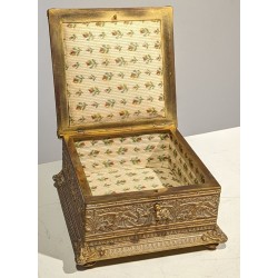 Boite carrée en laiton décor émaillé \"La vièrge\"