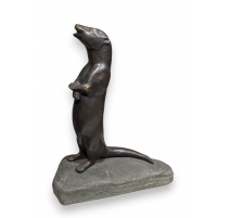 Loutre debout en bronze monté sur une pierre