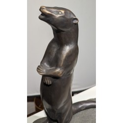 Loutre debout en bronze monté sur une pierre
