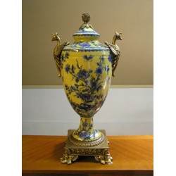 Porcelain vase with lid from  Moinat SA  - Antiques and home décor