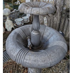 Fontaine à deux étages en fonte grise