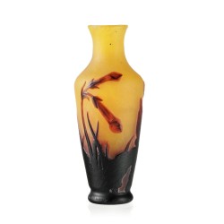 Petit vase balustre rouge et orange signé DAUM