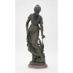 Bronze \"Femme tenant un iris\" signé S. KINSBURGER