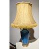  Lampe en porcelaine bleue garnie de sur  Moinat SA  - Antiquités décoration
