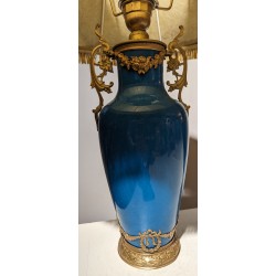 Lampe en porcelaine bleue garnie de bronzes