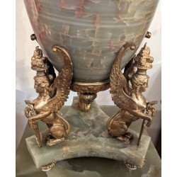  Vase avec couvercle en onyx sur  Moinat SA  - Antiquités décoration