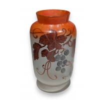 Vase en verre peint "Raisins" signé LEG