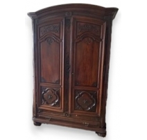 Armoire lyonnaise à chapeau de gendarme