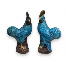 Paire de coqs en porcelaine turquoise