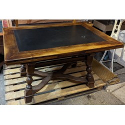 Table Vieux Suisse, en noyer