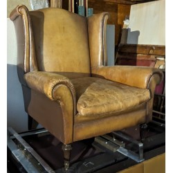Fauteuil à oreilles en cuir brun