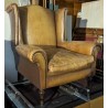 Fauteuil à oreilles en cuir brun