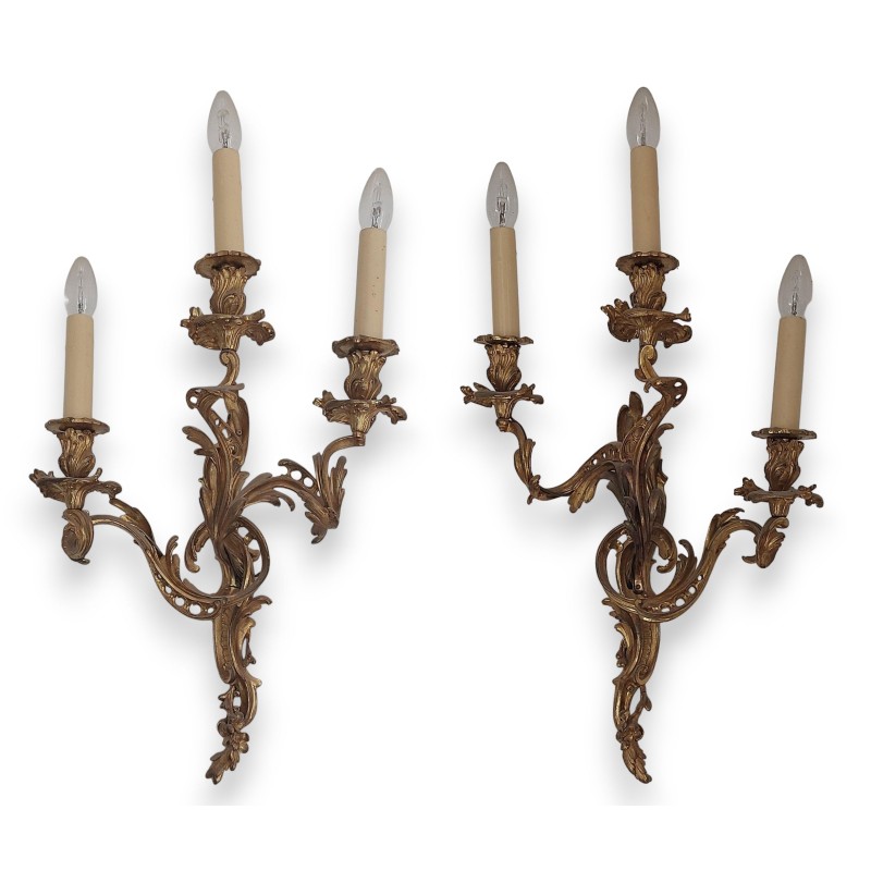 A pair of Louis XV wall sconces in gilded bronze