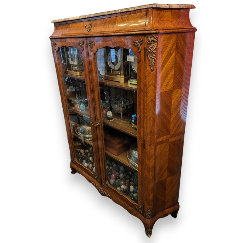  Vitrine style Louis XV modèle Topino sur  Moinat SA  - Antiquités décoration