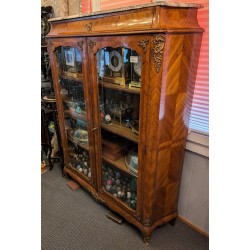  Vitrine style Louis XV modèle Topino sur  Moinat SA  - Antiquités décoration