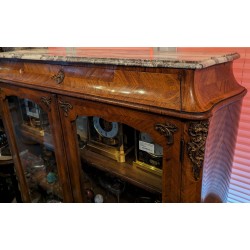  Vitrine style Louis XV modèle Topino sur  Moinat SA  - Antiquités décoration